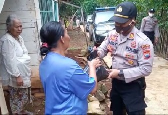 Kapolsek Subah Bagikan Langsung Sembako ke Rumah Warga