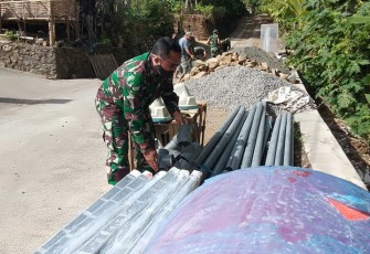 Kapten Inf Djoko Cek Kelengkapan Material di Sasaran MCK