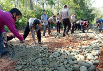 Polsek Napal Putih Polda Bengkulu Gotong Royong Perbaiki Jalan Rusak