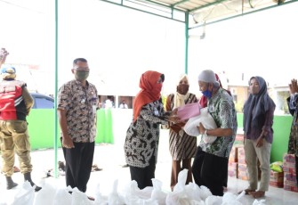Bupati Tegal Salurkan 345 Paket Sembako ke Warga Terdampak Banjir Rob