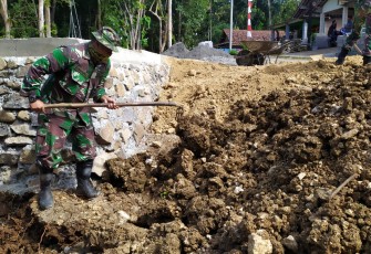 Ternyata Begini Cara Meratakan Tanah dengan Alat Tradisional