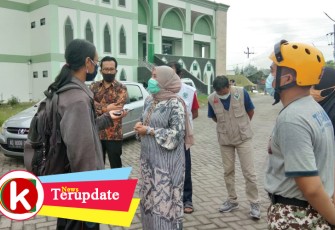 Wakil Ketua DPRD Jatim Anik Maslacha saat melihat kondisi di daerah terkait penanganan pasien covid-19 yang didampingi Wakil ketua Komisi E DPRD Jatim Hikmah Bafaqih dan Adib Makarim pimpinan DPRD Tulungagung