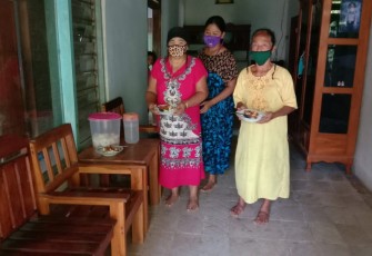 Ibu-Ibu Warga Desa Ngepoh Ucapkan Terimakasih dengan Ini