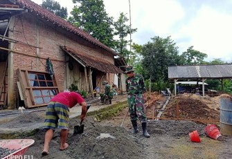 TNI dan Warga Asyik Berjibaku Pengadukan Bahan Bangunan