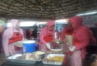 Polda Bengkulu Berbagi Beras dan 1000 Paket Makanan