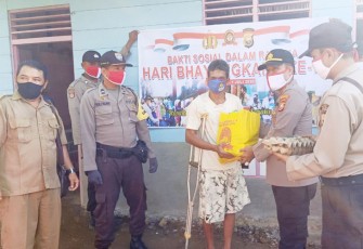 Polsek Napal Putih Polda Bengkulu Bagi Sembako ke Penyandang Disabilitas