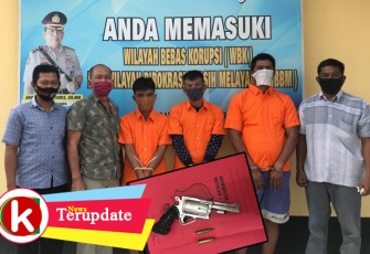 Tiga tersangka (kenakan baju orange) saat diamankan petugas