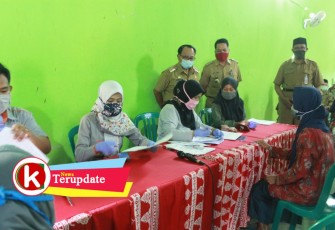 Suasana Penyaluran BST Tahap Kedua (foto: Faisal NR / Klikwarta.com) 
