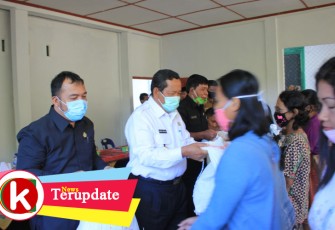 Pemkab Samosir saat Beri Bibit Sayuran ke Warga