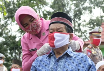 Polda Bengkulu dan Bhayangkari Baksos di Panti Sosial Trisna Werdha