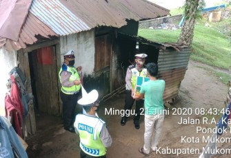 Polres Mukomuko Polda Bengkulu Berikan Bantuan Paket Sembako ke Tukang Parkir