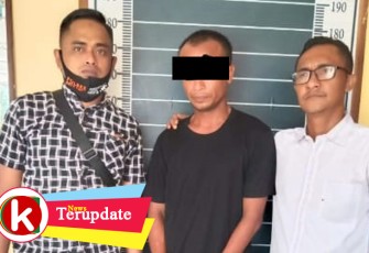 Dayat (tengah) saat diamankan polisi