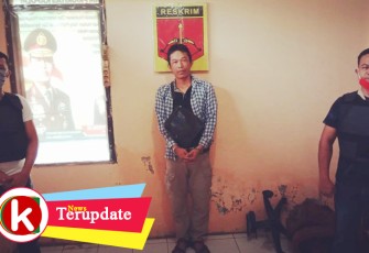Tersangka (tengah) saat diamankan