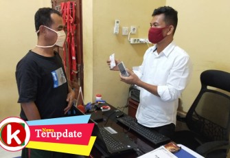 Tersangka (kenakan kaos hitam) saat diinterogasi
