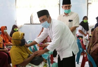 Bupati Labuhanbatu H. Andi Suhaimi Dalimunthe ST MT didampingi Kepala OPD saat memberikan paket sembako murah secara simbolis