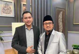Mukhlis Syamaun (kiri) saat bersama KH Yusuf Mansur