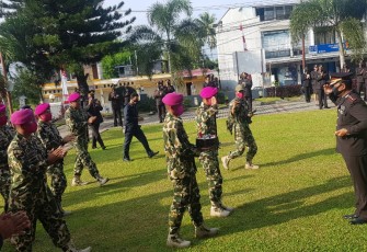 Dan Yonmarhanlan VIII Bitung memberikan kue ulang tahun kepada Kapolres Bitung pada perayaan HUT Bhayangkara ke 74