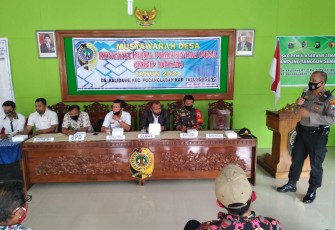 Iptu. Triyanto Kapolsek Pucanglaban saat memberikan pemaparan Musdes RKPdesa Kalidawe