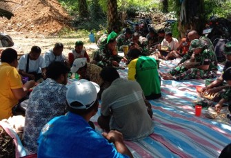 Makan Bareng Bersama Warga Desa Batu Jongjong,Prajurit TNI Ingatkan Bahaya Covid-19