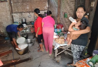  Sumarti Tetap Bantu Memasak untuk TNI