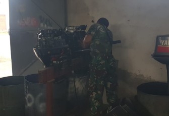 Anggota staf Log saat memeriksa kondisi motor tempel (Mopel)