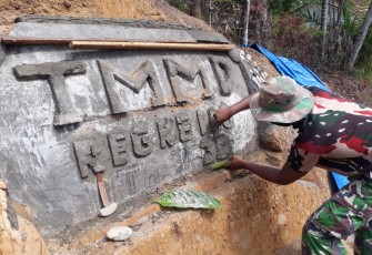 Membuat Prasasti Bertuliskan TMMD Reg Ke-108 TA.2020 Kodim 0105/Aceh Barat