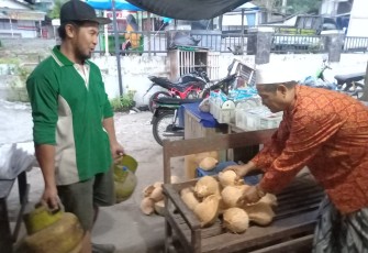 Rahmat Bantu Istrinya Beli Gas untuk Masakkan Para Satgas TMMD