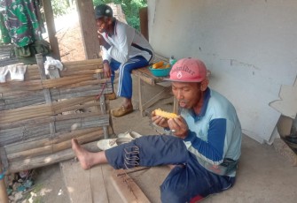 Ngadiyo Nikmati Jagung Rebus
