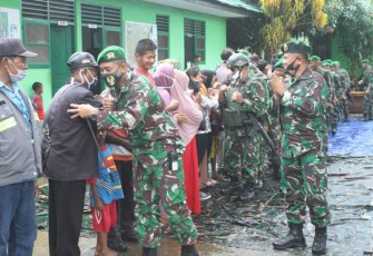 Warga Skouw Sambut Hangat Satgas Pamtas RI-PNG Yonif MR 413/Bremoro