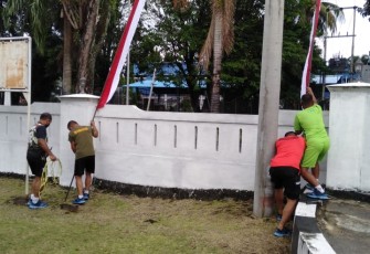 Merah Putih Berkibar di depan Yonmarhanlan VIII Bitung