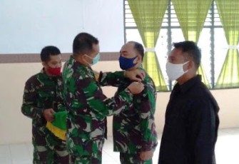 Dandim 1310/Bitung saat sematkan tanda peserta