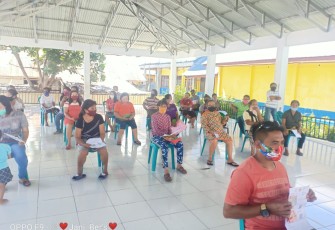 Warga kelurahan Papusungan dan kelapa dua saat terima bansos tunai di aula kecamatan lembeh Selatan