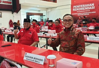 Santoso dan Tjutjuk Sunario Saat di Forum Pengambilan Rekomendasi dari DPP PDIP