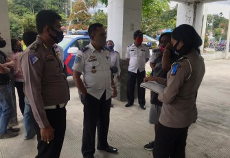 Dinas perhubungan bersama unit lantas samosir du RS Hadrianus Sinaga.
