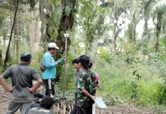 Pihak BPN dan Dinas Pertanahan Aceh Singkil saat melakukan pengukuran terhadap tanah masyarakat setempat.