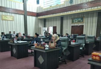 Para anggota DPRK Aceh Singkil saat mengikuti rapat paripurna digedung dewan Setempat.