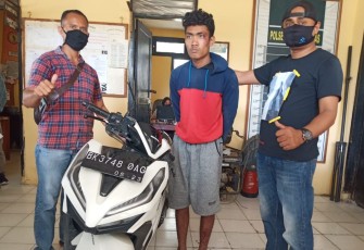 Tersangka (tengah) saat diamankan