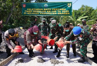 Acara pembukaan dan peletakan batu pertama Program TNI Manunggal Membangun Desa (TMMD) Reguler ke 108 di Desa Baleharjo Kecamatan Sukodono Kabupaten Sragen Jawa Tengah.