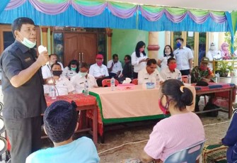 Wakil Bupati Samosir Ir. Juang Sinaga menyampaikan kata sambutan di hadapan warga di sela-sela pembagian bantuan JPS Provsu