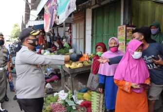 Kapolres Bersama Forkopimda Tulungagung Bagikan Masker di Pusat Perdagangan