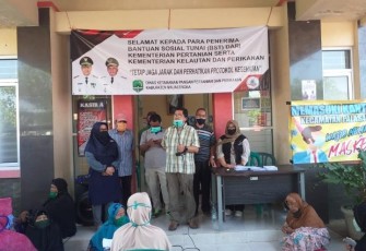 Petugas TKSK Kecamatan Palasah Dampingi Warga Kawal Penyaluran BST Tahap 4 dan 5