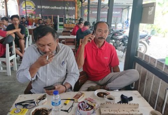 Suparno LSM Berantass kenakan baju merah