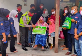 Penyerahan bantuan Karang Taruna Citra Manunggal kepada ibu Nurhayati