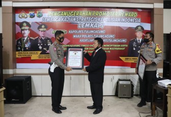 Tiga Pewira Polres Tulungagung Terima Penghargaan Dari LEMKAPI