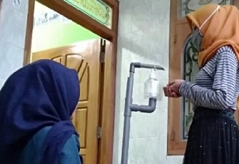 Hesti Berinovasi Ciptakan Alat Semprot Handsanitizer Tanpa Sentuh