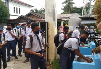 Siswa dan guru salah satu sekolah di Aceh Singkil.
