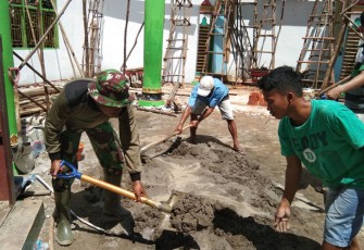 Tim Serbuan Teritorial 1417/Kendari Lanjutkan Kegiatan Karya Bakti di Sasaran Mesjid An'nur Desa Lameuru