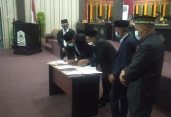Bupati Aceh Singkil Dulmusrid bersama Pimpinan DPRK menyetujui R-APBK Perubahan tahun 2020.