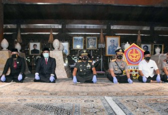 Ziarah rombongan di Makam Presiden RI ke-2 Republik Indonesia almarhum Jenderal Besar TNI (Purn) H. M. Soeharto di Astana Giribangun