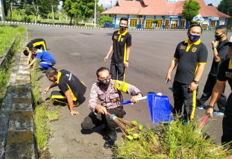 Bhabinkamtibmas Polsek Curup Bersihkan Terminal Simpang Nangka